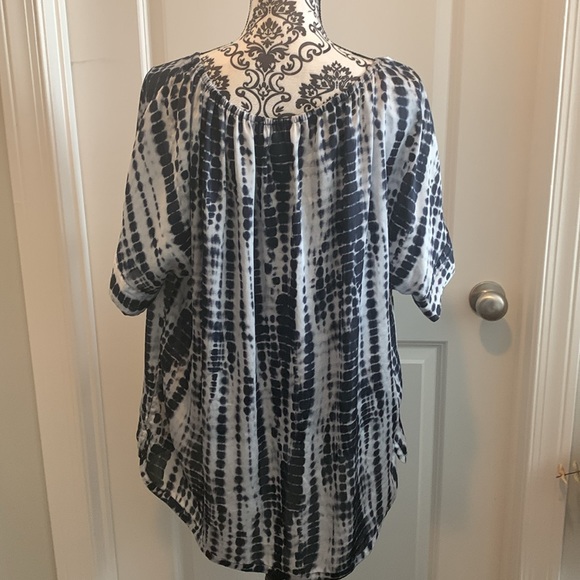 Woman’s tie die shirt in navy and white with rounded elastic neckline. - Picture 6 of 9